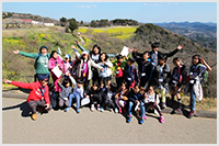 海外学生と子どもたちの春休みの思い出を写真におさめます